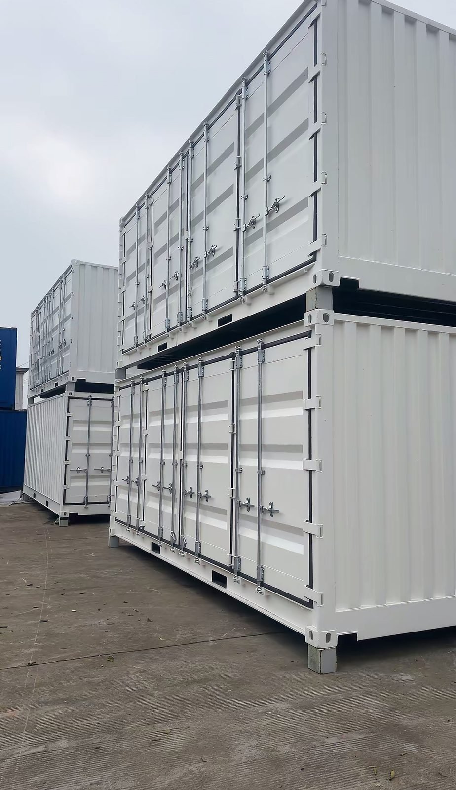Fertig lackierte Energiespeicherboxen