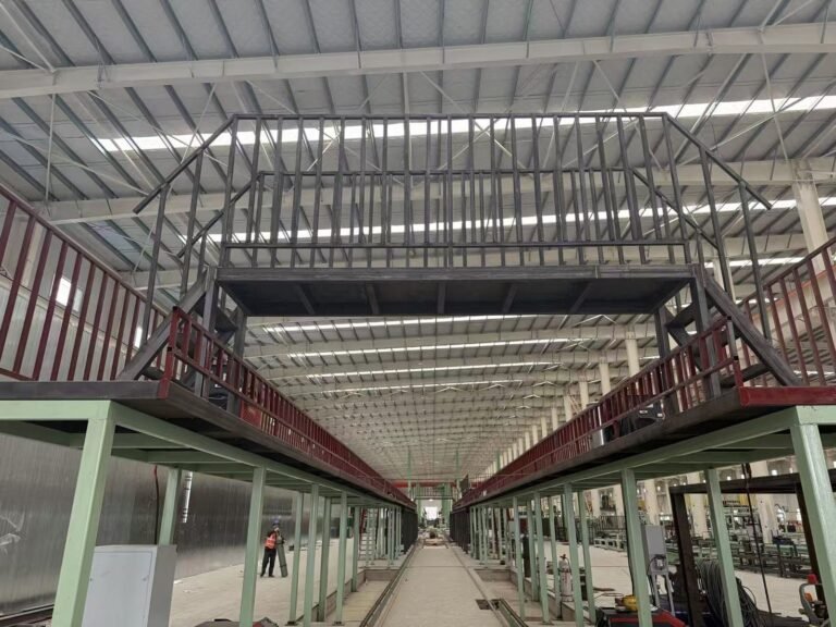Passarela elevada de travessia e plataforma de inspeção acima de uma linha de pintura de contêineres
