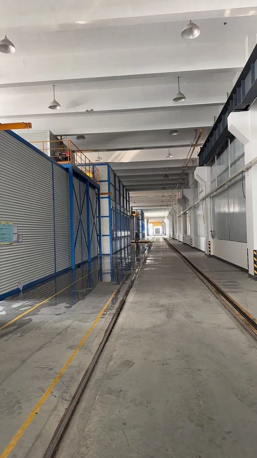 Rotaie da pavimento che trasportano un corpo container attraverso la linea di verniciatura