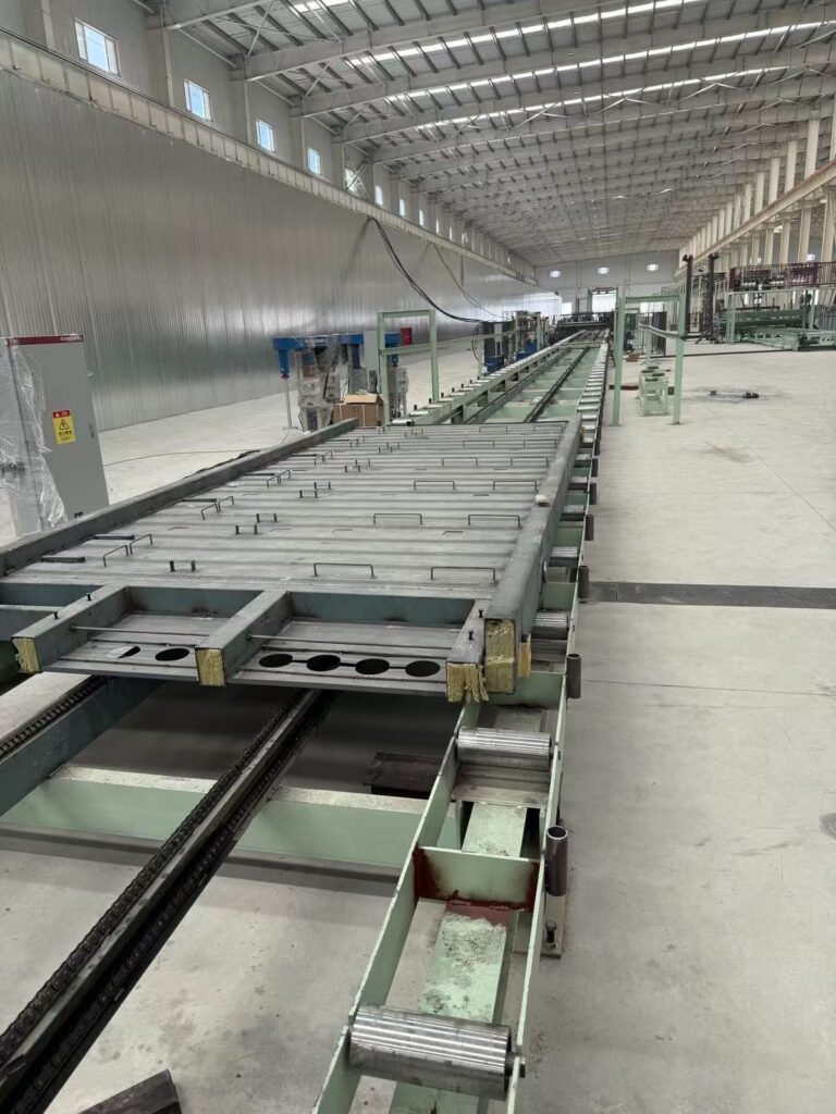 Painel de piso de contêiner em um transportador de transferência de corrente alimentando uma linha de pintura de contêineres