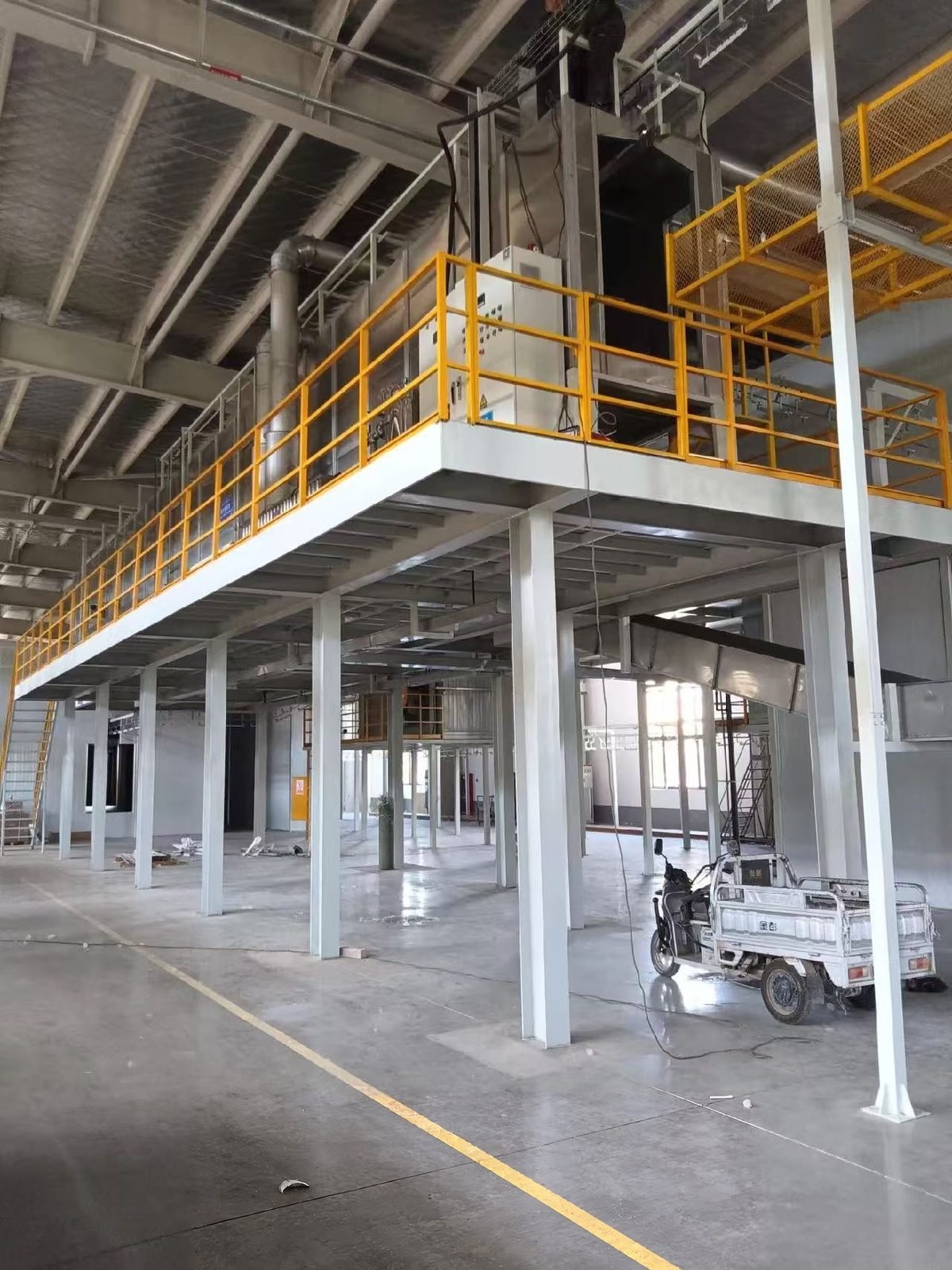 Curing oven burner mounted on a steel platform