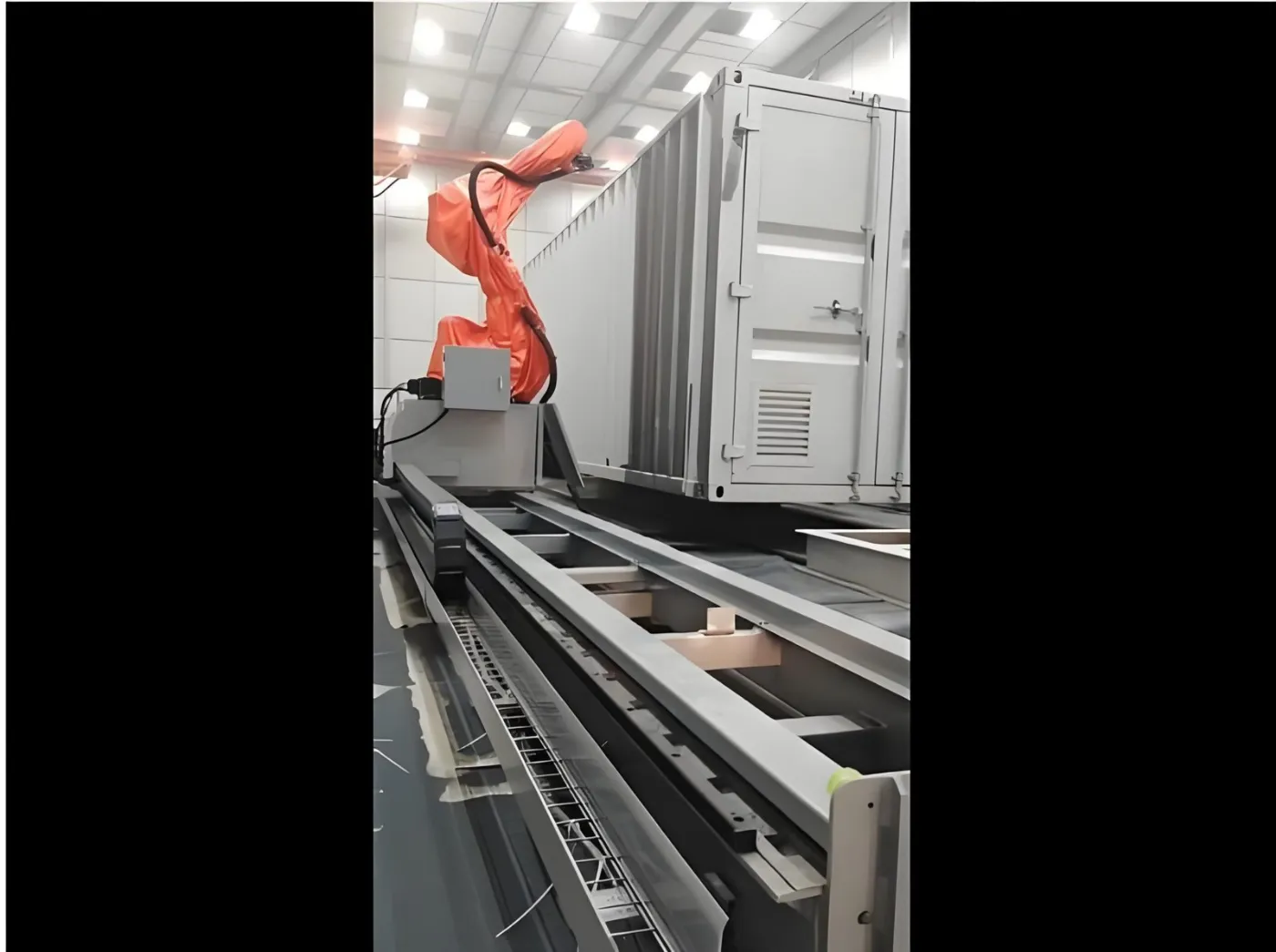 Ligne de revêtement pour conteneurs et armoires avec stations de levage