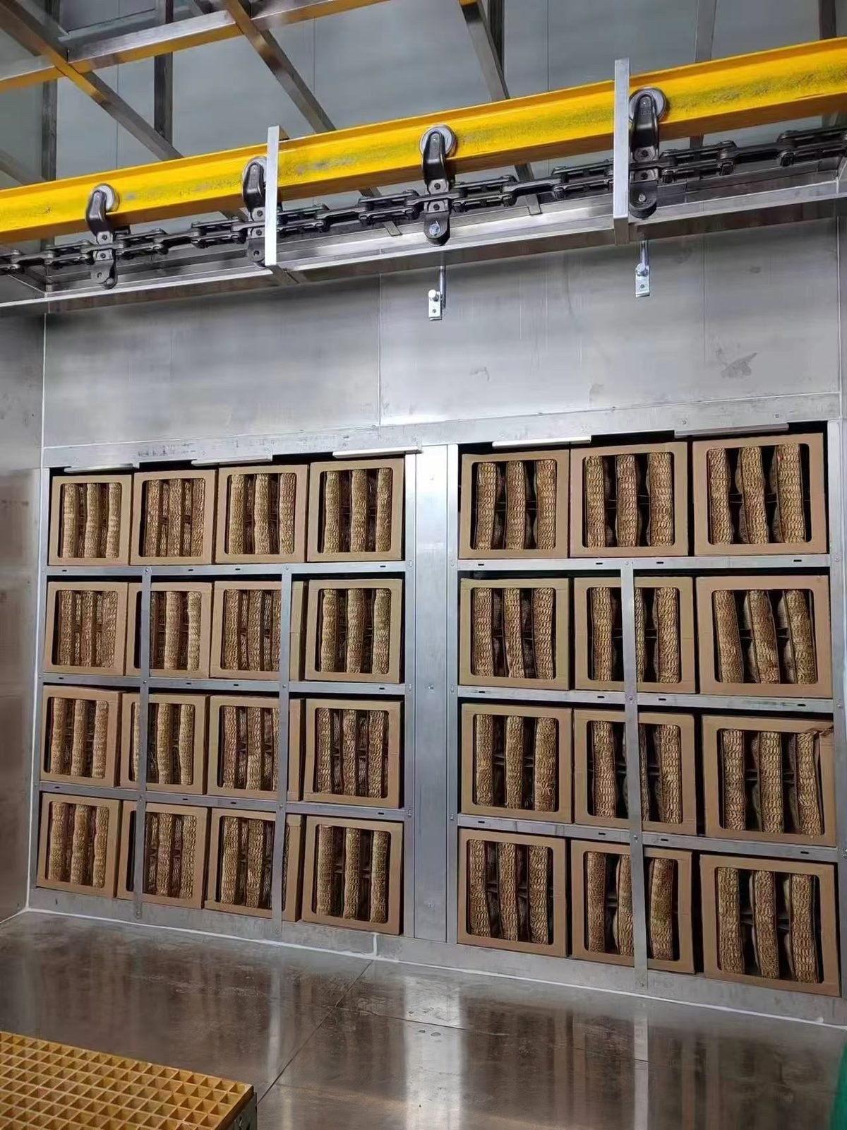 Cabina di verniciatura con parete filtrante a secco in cartone