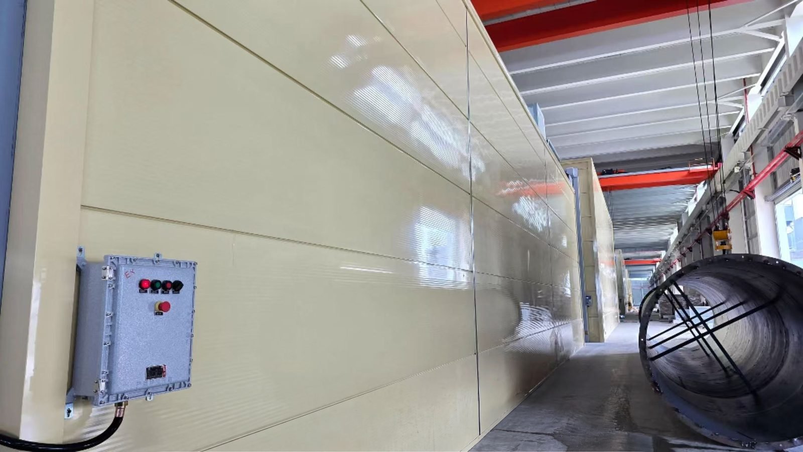 Scatola di controllo a prova di esplosione su una cabina di verniciatura