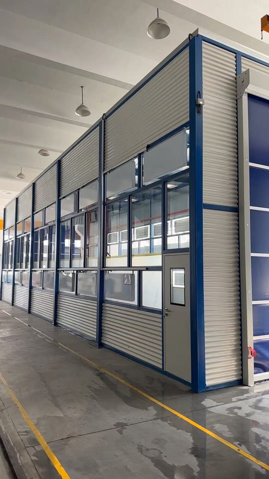 Esterno cabina di verniciatura con finestre di ispezione