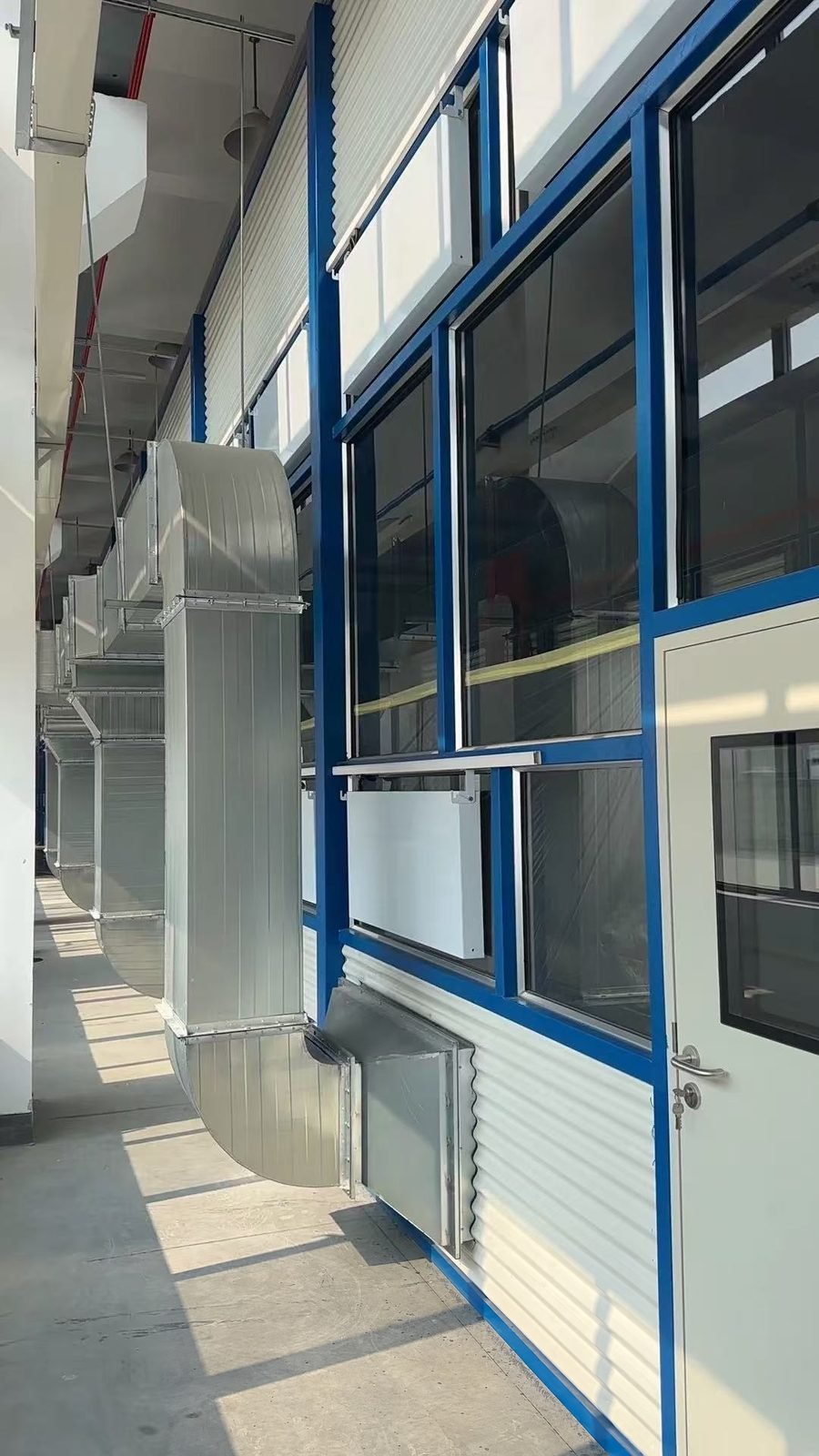 Cabina di verniciatura con finestre di ispezione e condotti di mandata aria