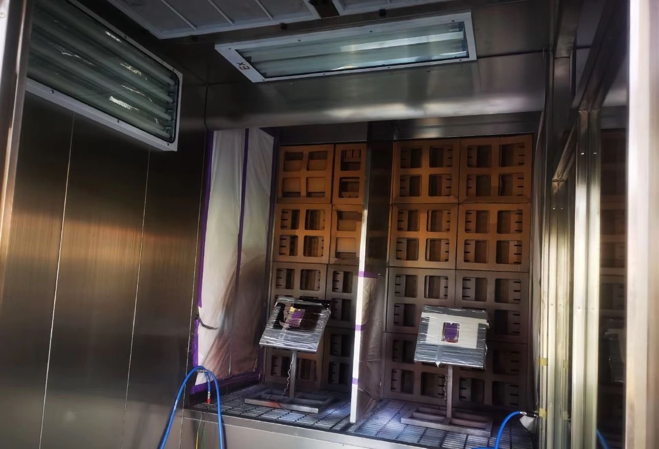 Cabina di verniciatura di prova di piccole dimensioni con illuminazione antideflagrante, parete a filtro secco e pannelli campione su supporti